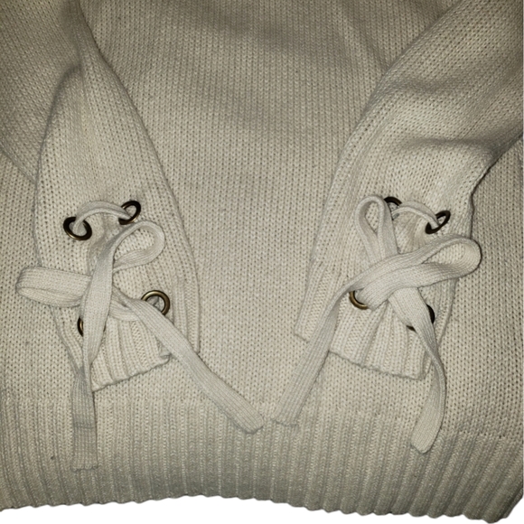 Charlotte Russe Women's Sweater - Picture 3 of 4